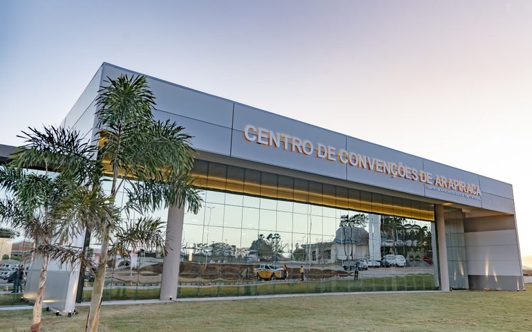 Homenagem e emoção marcam a entrega do Centro de Convenções de Arapiraca