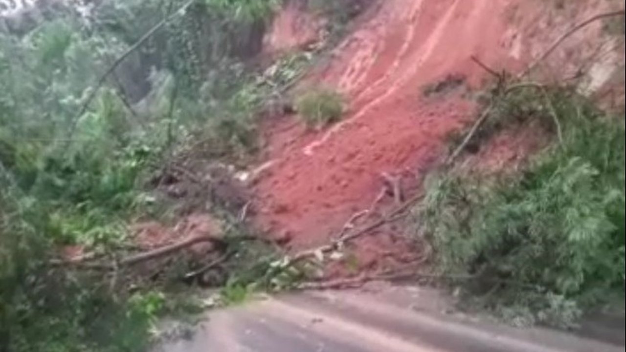 Devido às fortes chuvas, barreira desliza no Km 244 da BR-316, em Atalaia