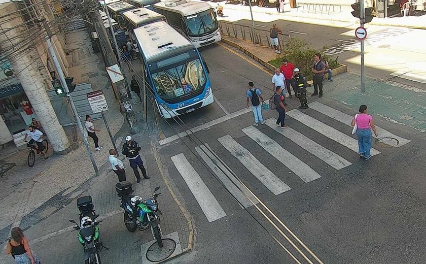 Em Recife, motoristas protestam contra lei que pune 'surfe' em ônibus