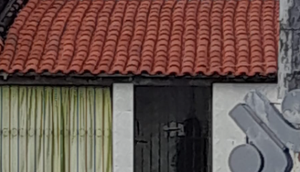 Homem sobe no telhado após ser perseguido e baleado em Nossa Senhora do Socorro / Foto: Foto: Portal A8SE/Reprodução