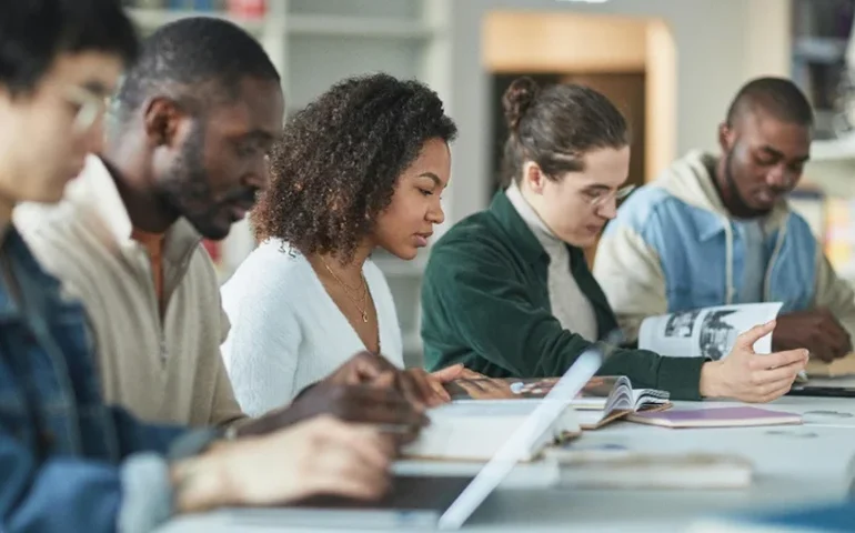 Aprender inglês aos 30 anos: mito ou verdade? Os desafios e oportunidades de estudar o idioma na fase adulta