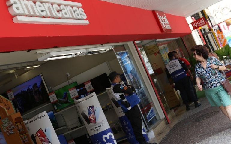 Lojas Americanas usa avesso de currículo para imprimir placa de preço e gera revolta