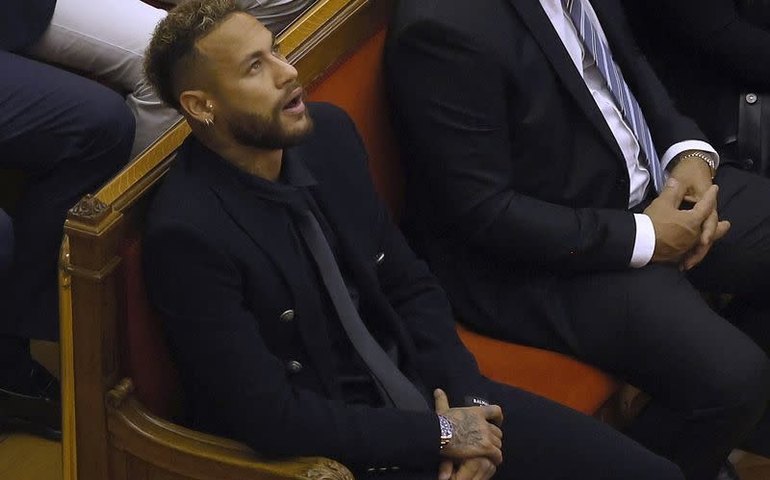 Neymar vai a tribunal, mas é dispensado do 1º dia de julgamento por corrupção