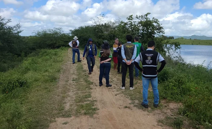 Na Barragem do Retiro a vistoria ficou prejudicada pela grande quantidade de vegetação Na Barragem do Retiro a vistoria ficou prejudicada pela grande quantidade de vegetação