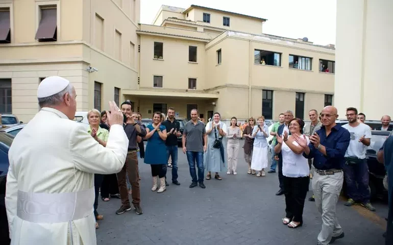 Governo italiano defende eleição de novo papa 'pacificador'
