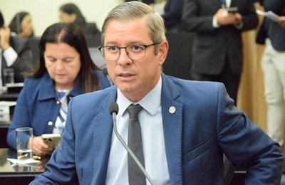 Deputados derrubam veto e aprova PL que autoriza policiais a exercerem atividades de magistério