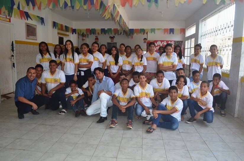 Prefeitura de Porto Calvo entrega fardamento aos alunos do município