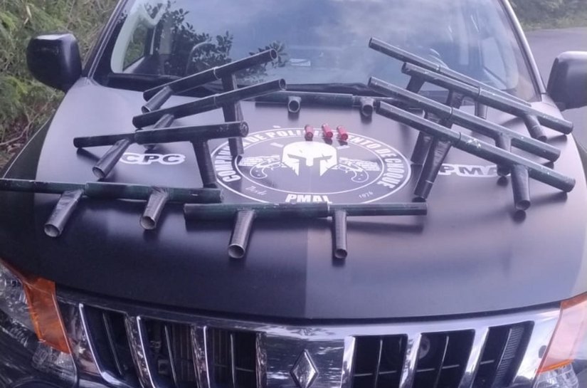 Operação Desarme: Polícia Militar apreende armas artesanais e munições em área de mata no Pontal da Barra