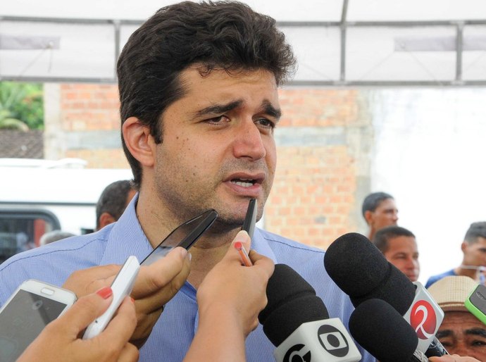 Rui entrega obras de pavimentação na Vila Emater