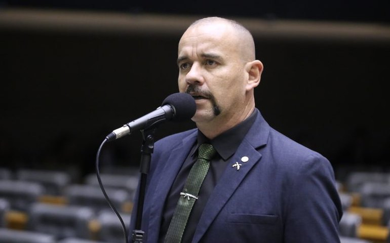 Projeto amplia capacidade de aquisição de armas de fogo e munições por policiais