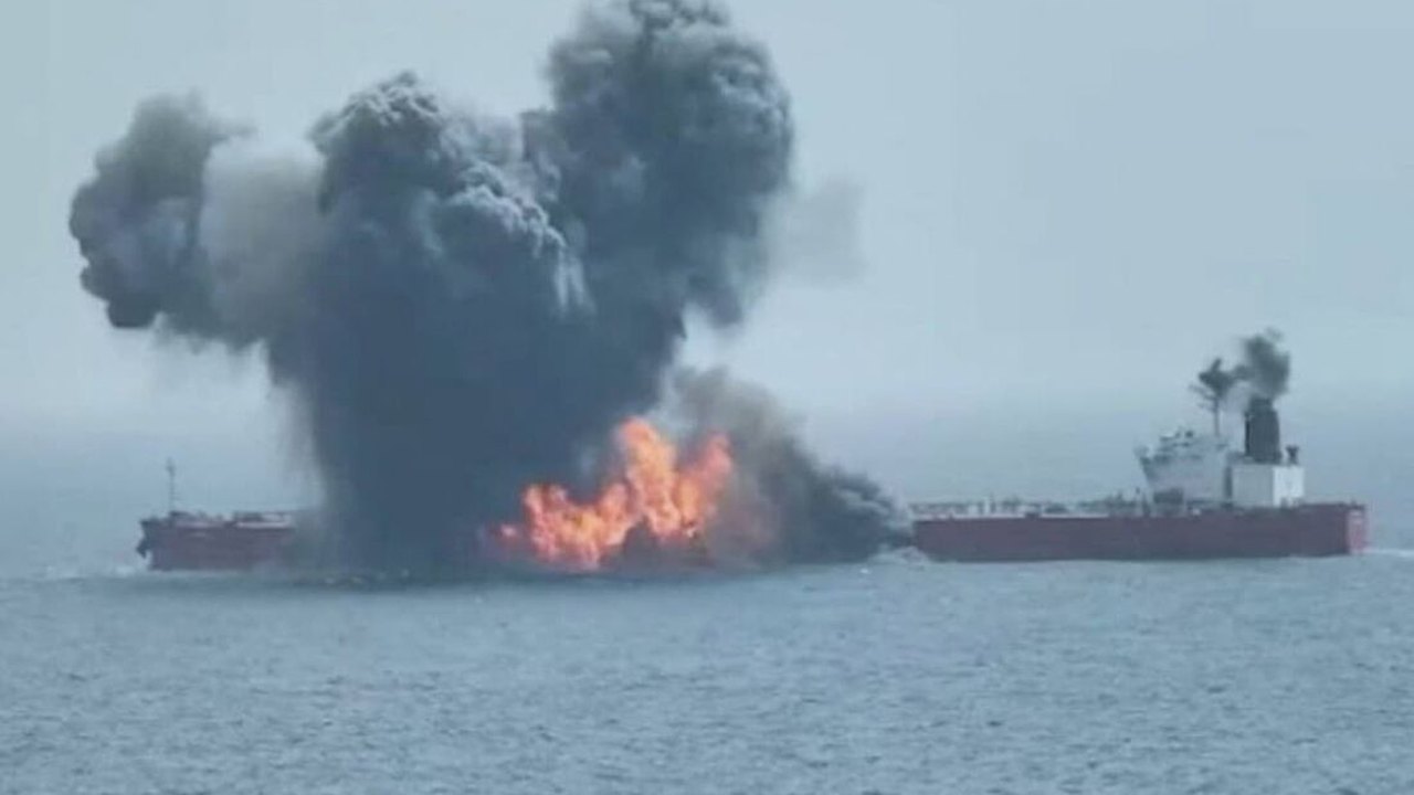 Petroleiro em chamas ameaça causar desastre no Mar Vermelho