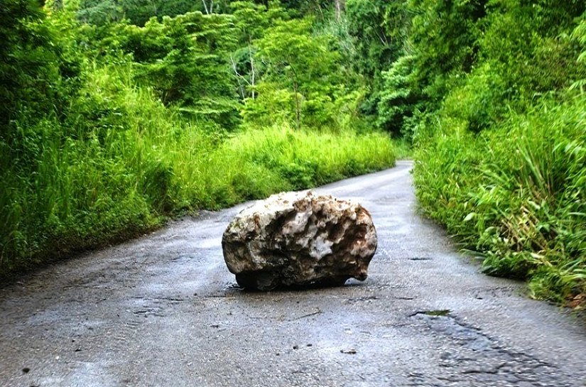 Tem uma pedra no caminho de JHC; no caminho de JHC tem uma pedra