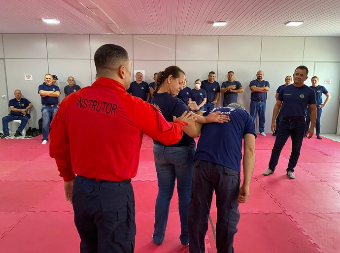 Terceira turma de Instrução de Armamento e Tiro participa de aula de defesa pessoal