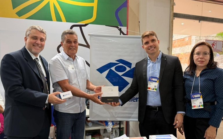 Prefeito de Branquinha participa de Caravana Federativa e recebe equipamentos da Receita Federal