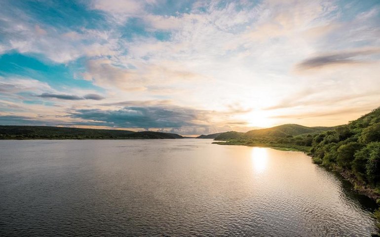 Casal abastece 39 cidades do Sertão e Agreste através do símbolo nordestino, o Velho Chico