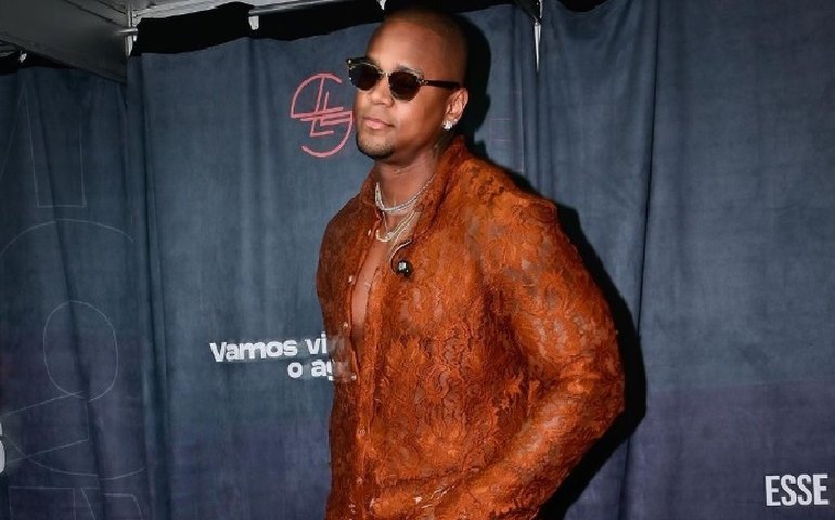 Léo Santana xinga e responde gesto obsceno de homem durante apresentação em Salvador