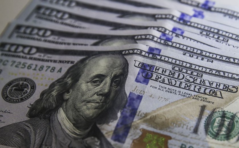 Dólar cai para R$ 5,29 após adiamento da PEC da Transição