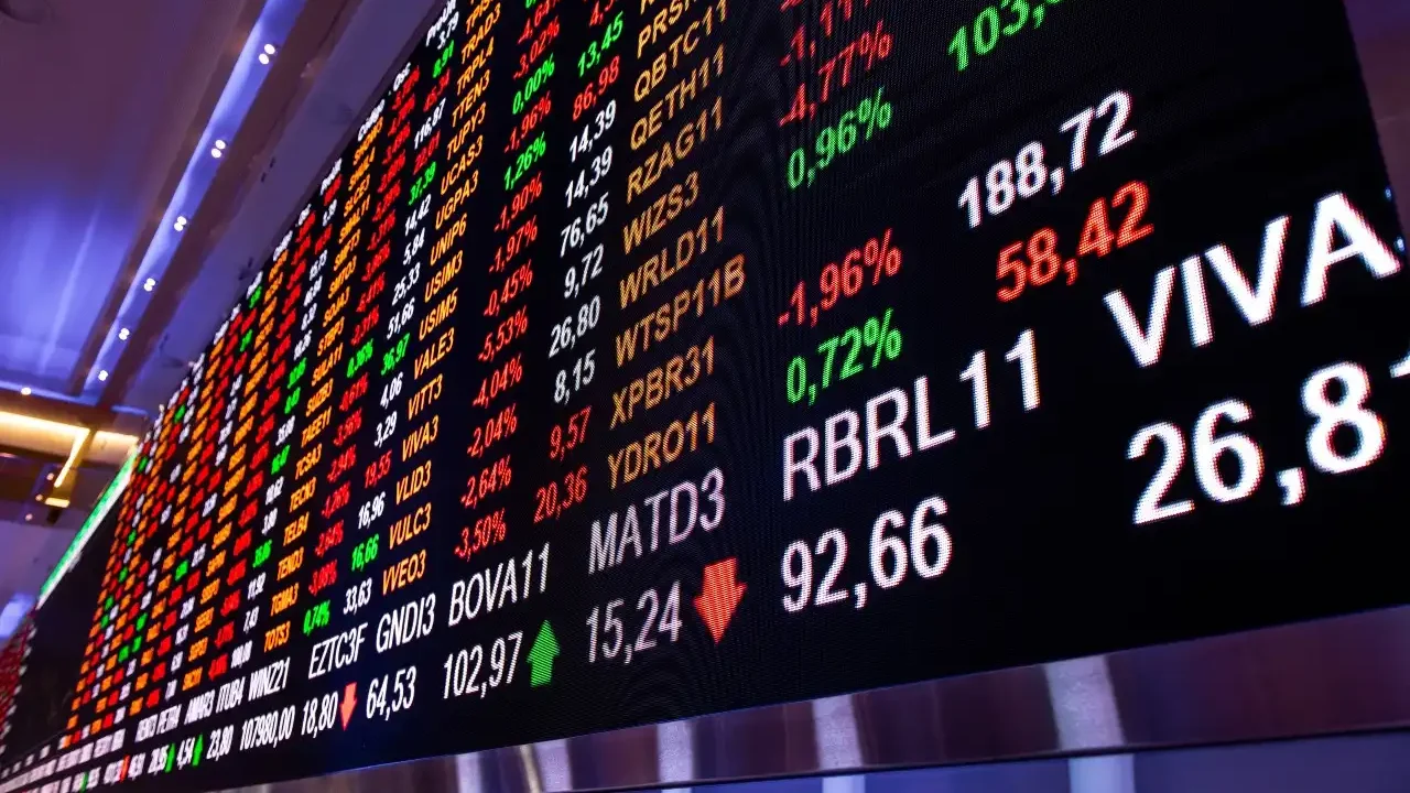 Ibovespa avança à marca histórica de 143 mil pontos por perspectiva de corte de juros nos EUA