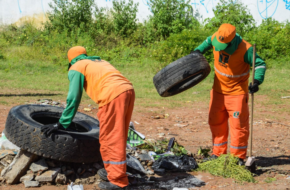 Serviços de limpeza reforçam ações de combate ao mosquito da dengue
