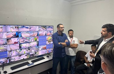 Delegado regional e comandante do 11º BPM visitam central de videomonitoramento da Prefeitura de Penedo