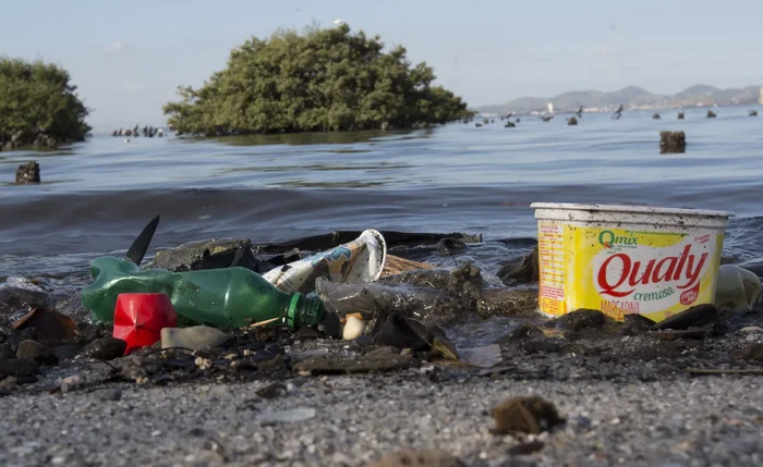 ﻿﻿Lixo plástico é visto na baía de Guanabara, no Rio de Janeiro