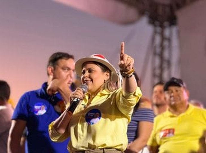 Junqueiro abraça Samyra que conta com o apoio de milhares de pessoas no lançamento da campanha para federal