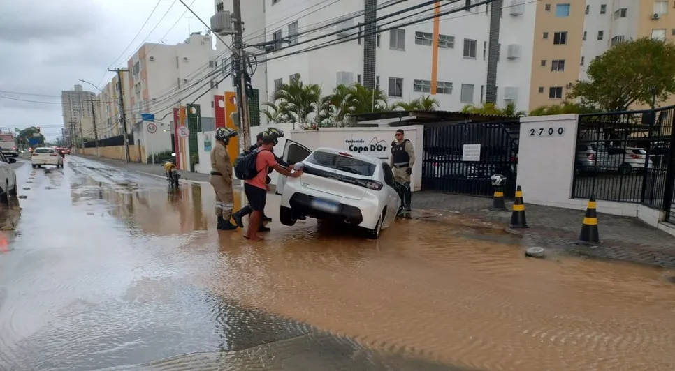 Carro cai dentro de buraco após tubulação romper em Aracaju
