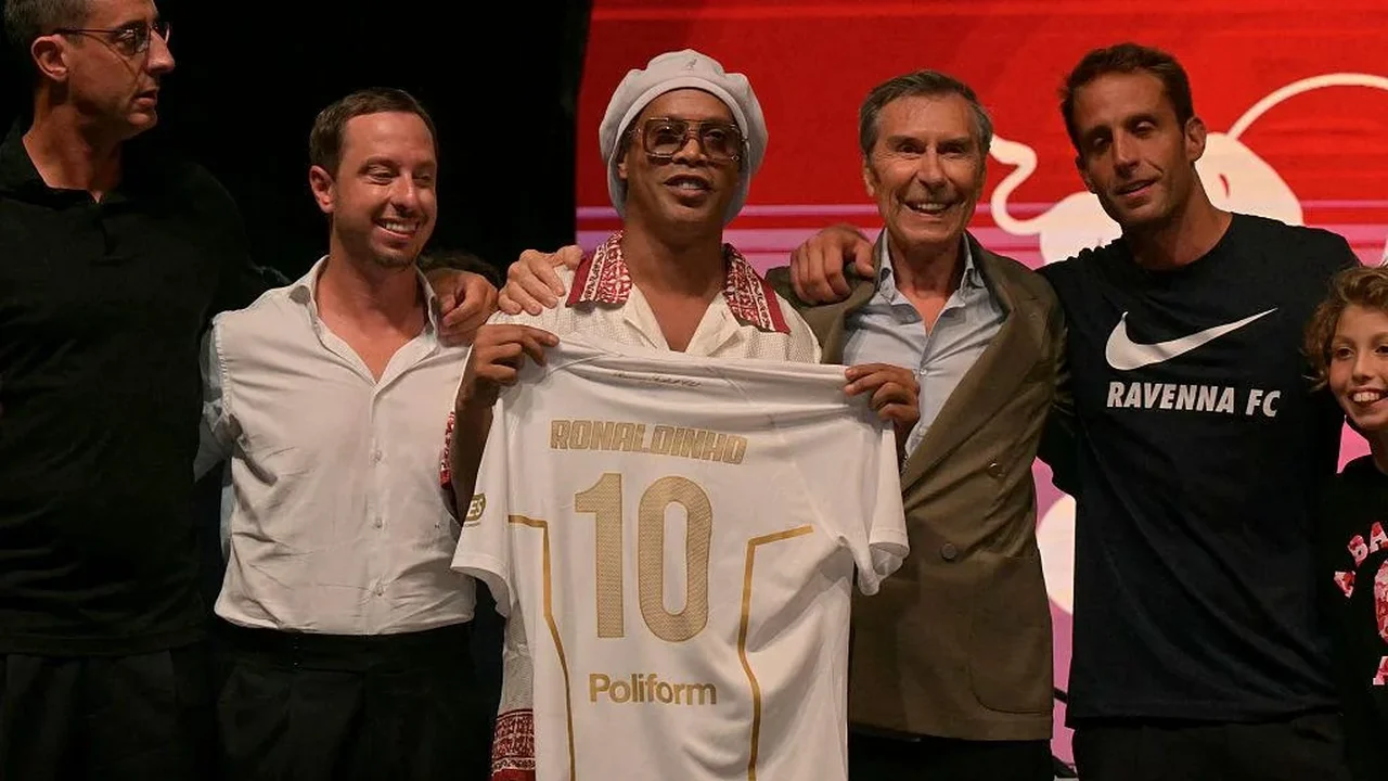 VÍDEO: Ronaldinho marca aos 46 anos? Lance viraliza, mas gol é de 2015