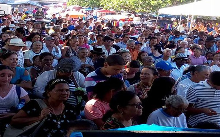 Multidão de fieis acompanha procissão em homenagem ao aniversário de morte de Frei Damião