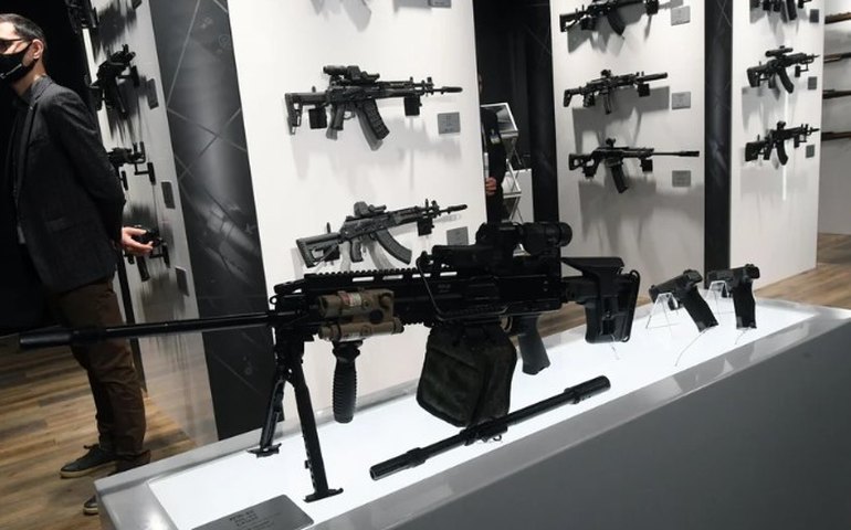 Futuro da segurança: Kalashnikov mostra nova metralhadora aos delegados estrangeiros em Moscou