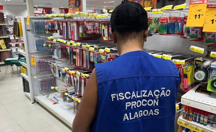 Agente durante fiscalização do Procon Agente durante fiscalização do Procon