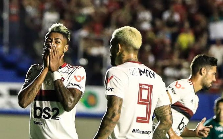 Flamengo faz 2 a 0, cede empate ao Goiás e vê vantagem para o Palmeiras cair