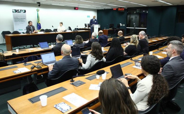 Governo defende regulação 'cirúrgica' de plataformas digitais em audiência na Câmara