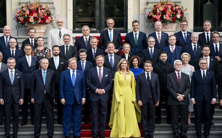 Zelensky foi colocado distante de Trump durante sessão de fotos em grupo na cúpula da OTAN