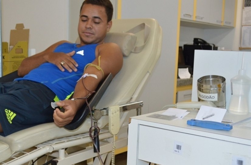 Hemoal prorroga campanha e homenageia doadores de sangue com camisas