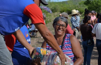 Prefeitura de Delmiro Gouveia beneficia 4.000 famílias com mais uma distribuição de Cestas Básicas