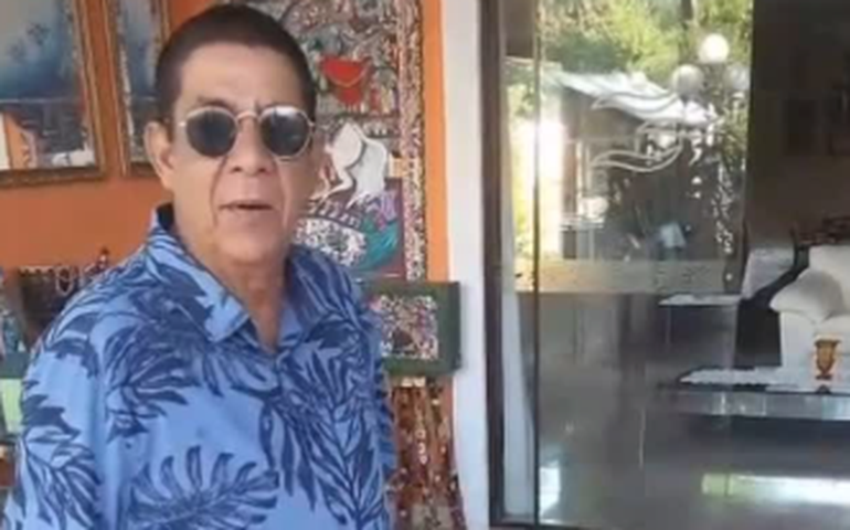 Zeca Pagodinho encontra Mimosa, sua gatinha perdida, e agradece 'preces' e dicas