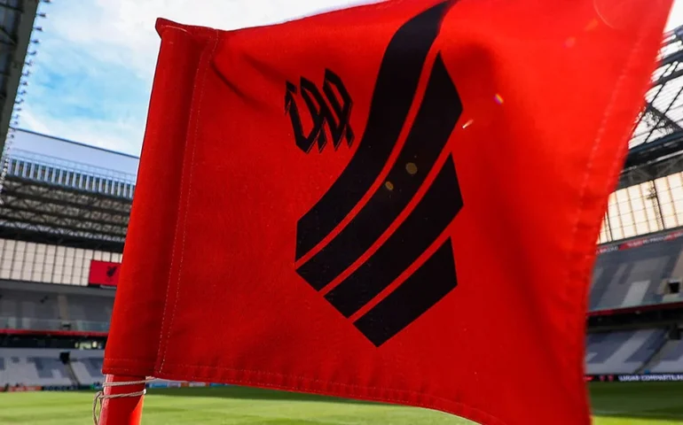 Athletico-PR entra com protesto na CBF e exige 'árbitros experientes' em seus jogos