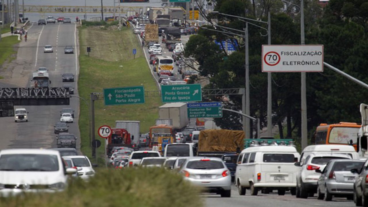Caminhoneiros bloqueiam BR-116 em Santa Catarina contra aumento do diesel