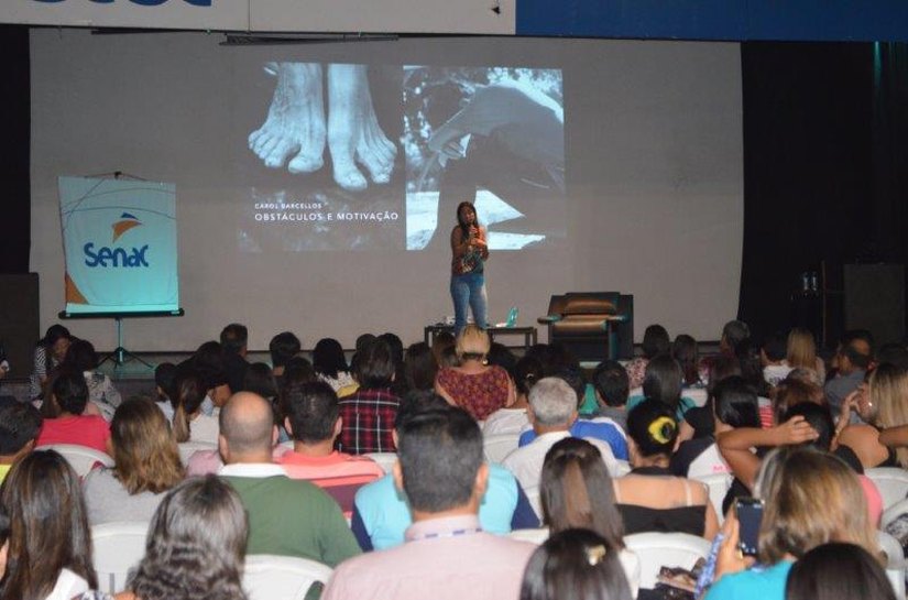 Palestra da Carol Barcellos emociona público e incentiva jovens estudantes