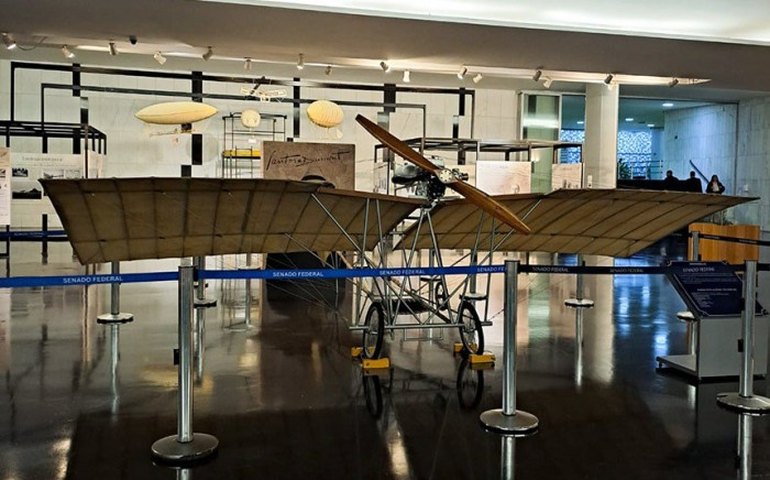 Com réplica do 14-Bis, exposição celebra 150 anos de Santos Dumont