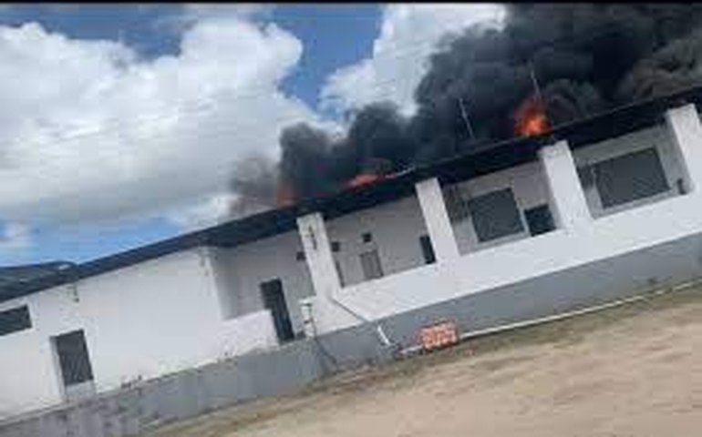 Bombeiros controlam as chamas na fábrica do Complexo Prisional de Maceió