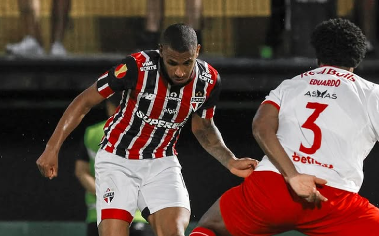 São Paulo vai mal com reservas, aciona titulares, mas perde do Bragantino mesmo com um a mais