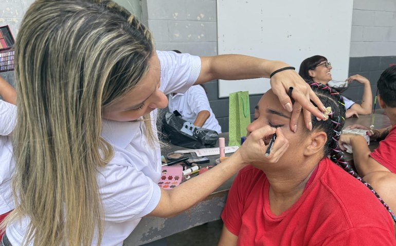 Semu promove 'Dia Delas' e leva autoestima a mulheres do Presídio Santa Luzia