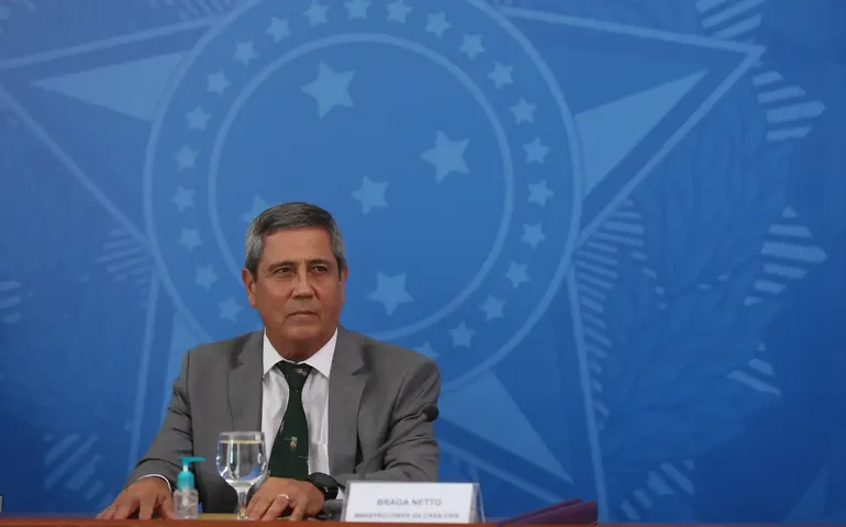 Moraes mantém prisão preventiva de Braga Netto por risco de fuga