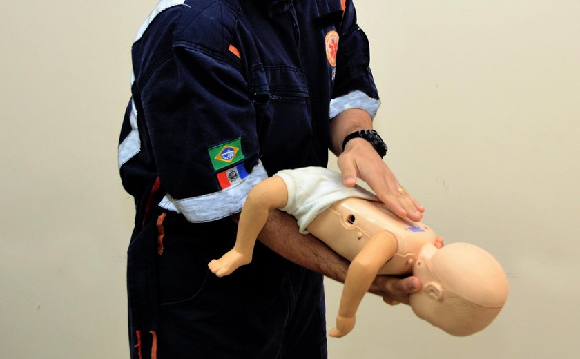 Médica do Hospital Ib Gatto Falcão orienta sobre como agir em casos de engasgo de bebês