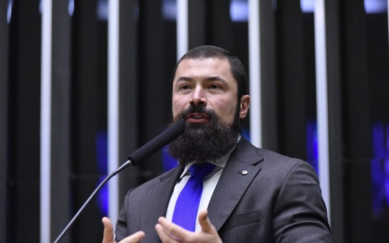 Comissão aprova projeto proíbe escolas públicas de cobrança pelo fornecimento de uniforme escolar