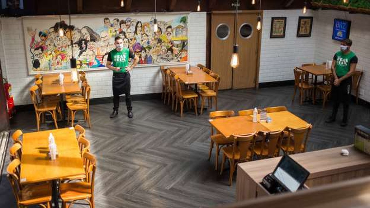 Restaurantes seguem as regras mas ficam vazios no 1º dia de reabertura em SP