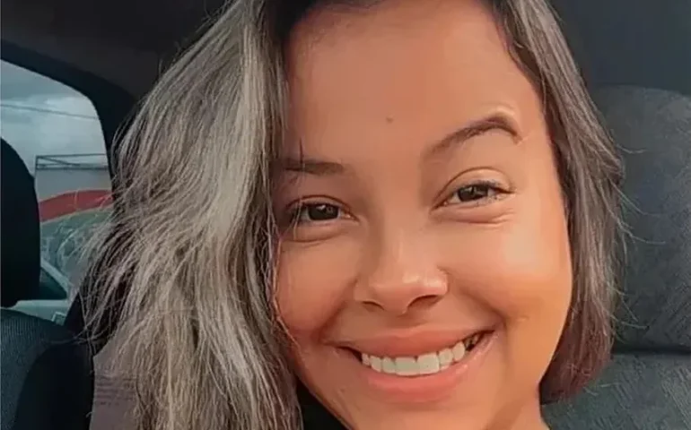 Fio elétrico solto bate em motociclista e a jovem que era conduzida na garupa morre