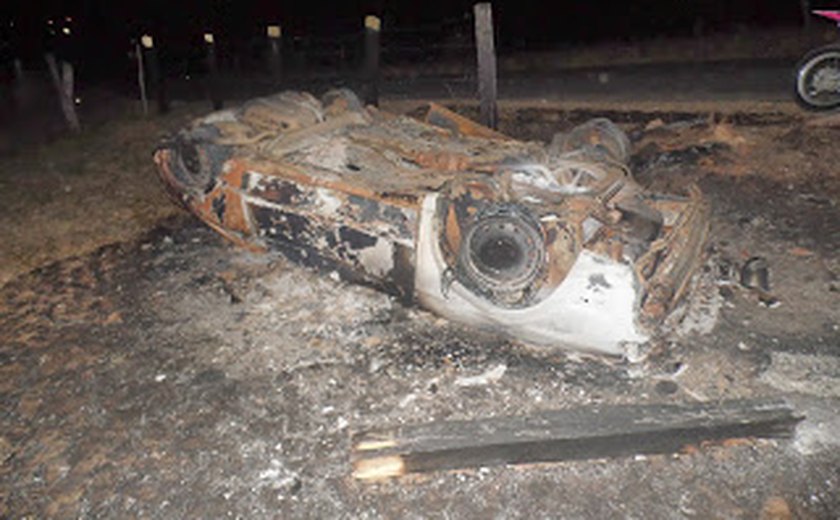 Mata Grande: Carro capota e entra em chamas na AL-140